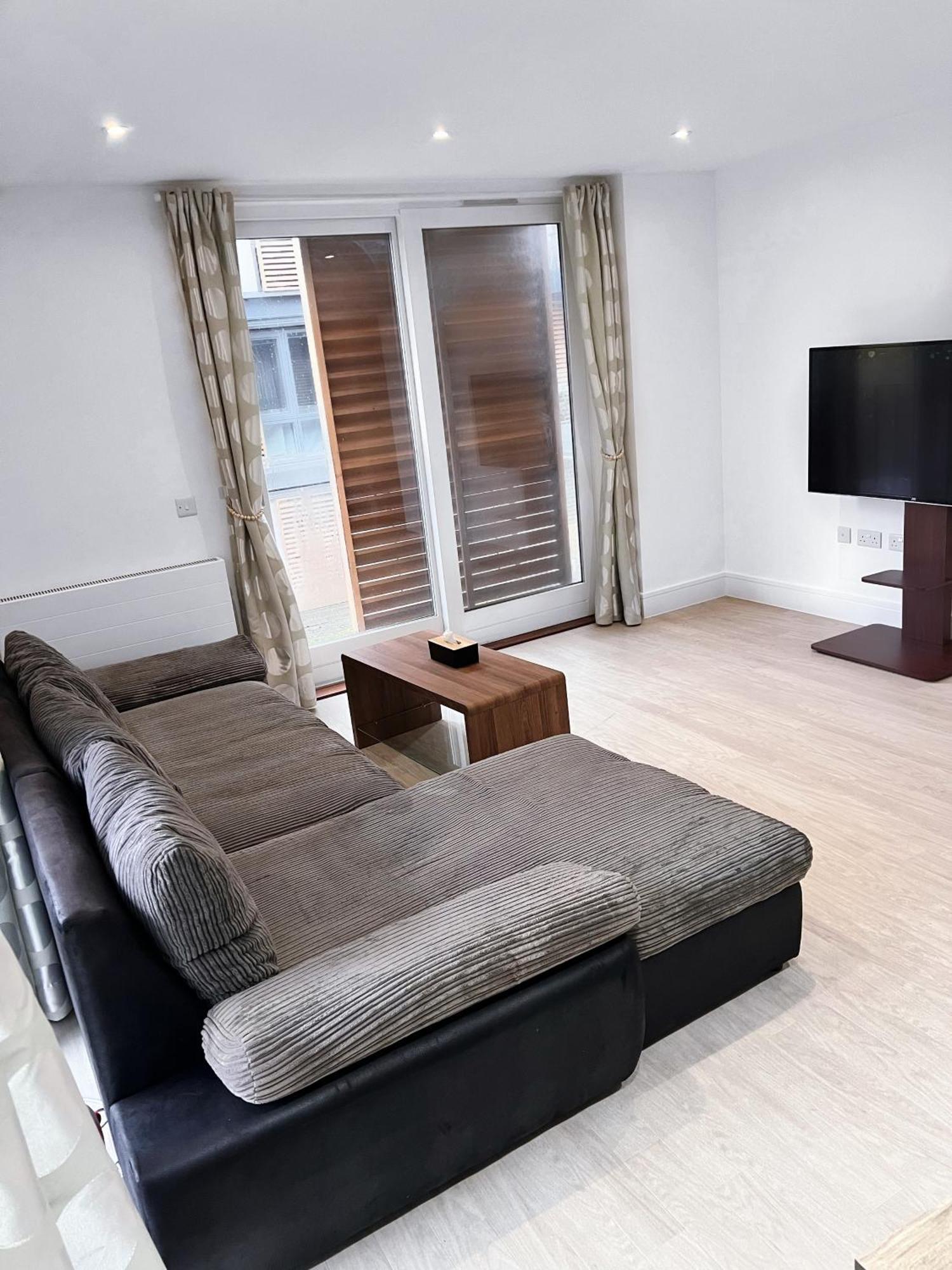 Luxury Modern 2 Bed 2 Bath Appartamento *