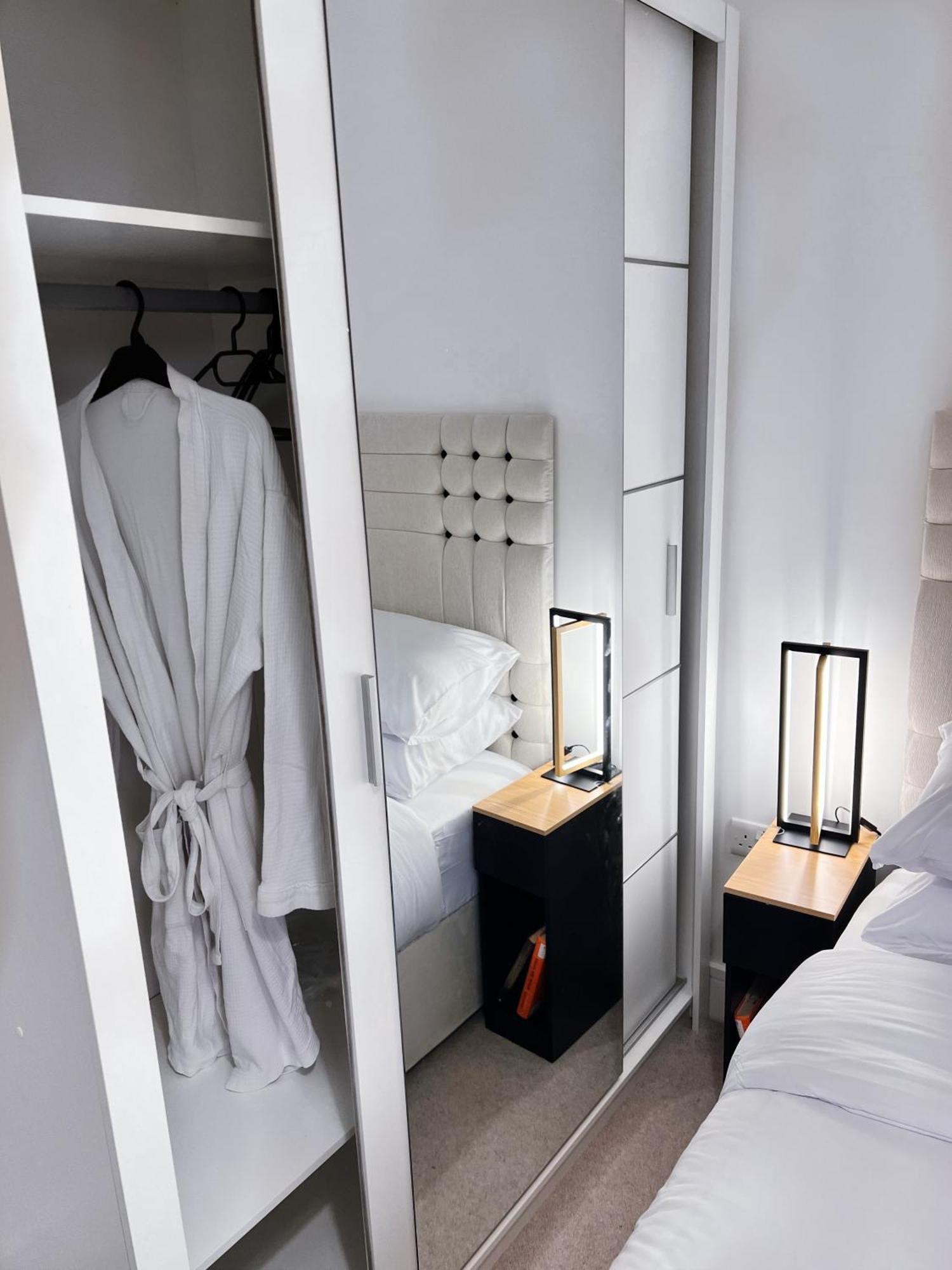 Luxury Modern 2 Bed 2 Bath Appartamento *