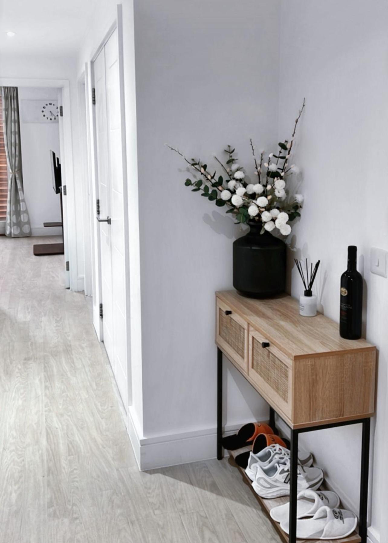 Bright Modern 2-bed With 2-bath & Balcony View